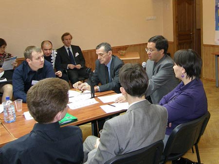 Юрий Назаров (во главе стола в центре) рассказал о новых возможностях платформы eDocLib