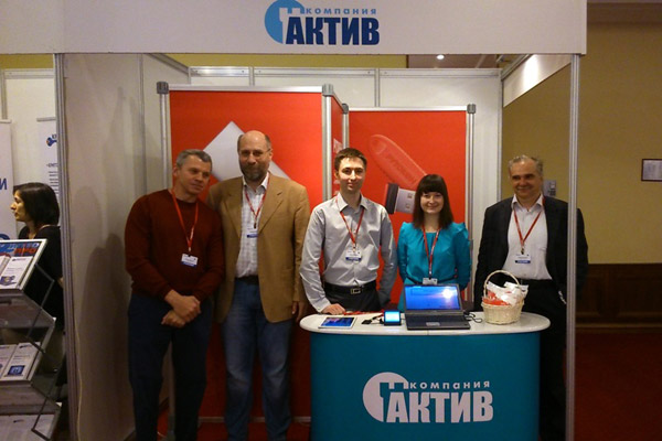 Команда «Актив» (вторая слева - Event-менеджер компании «Актив» Марина Марченко) на DOCFLOW 2015