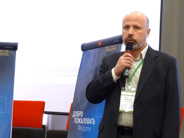 Главный редактор PCWeek/RE Алексей Максимов открывает конференцию «Экосистема ЕСМ в условиях кризиса»