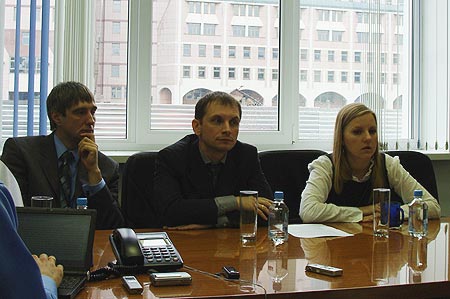 Анна Козлова, ведущий аналитик компании «Л’Этуаль» (справа), Павел Табаков, директор по развитию бизнеса практики ИАС «Л’Этуаль» (в центре)