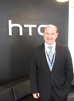 Вице-президент  HTC по Европе Флориан Зайхе делает ставку на фирменный интерфейс HTC Sense