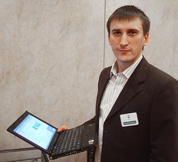 Директор департамента по работе с корпоративными партнерами Андрей Лысков показал новые WiMAX-ноутбуки от Lenovo
